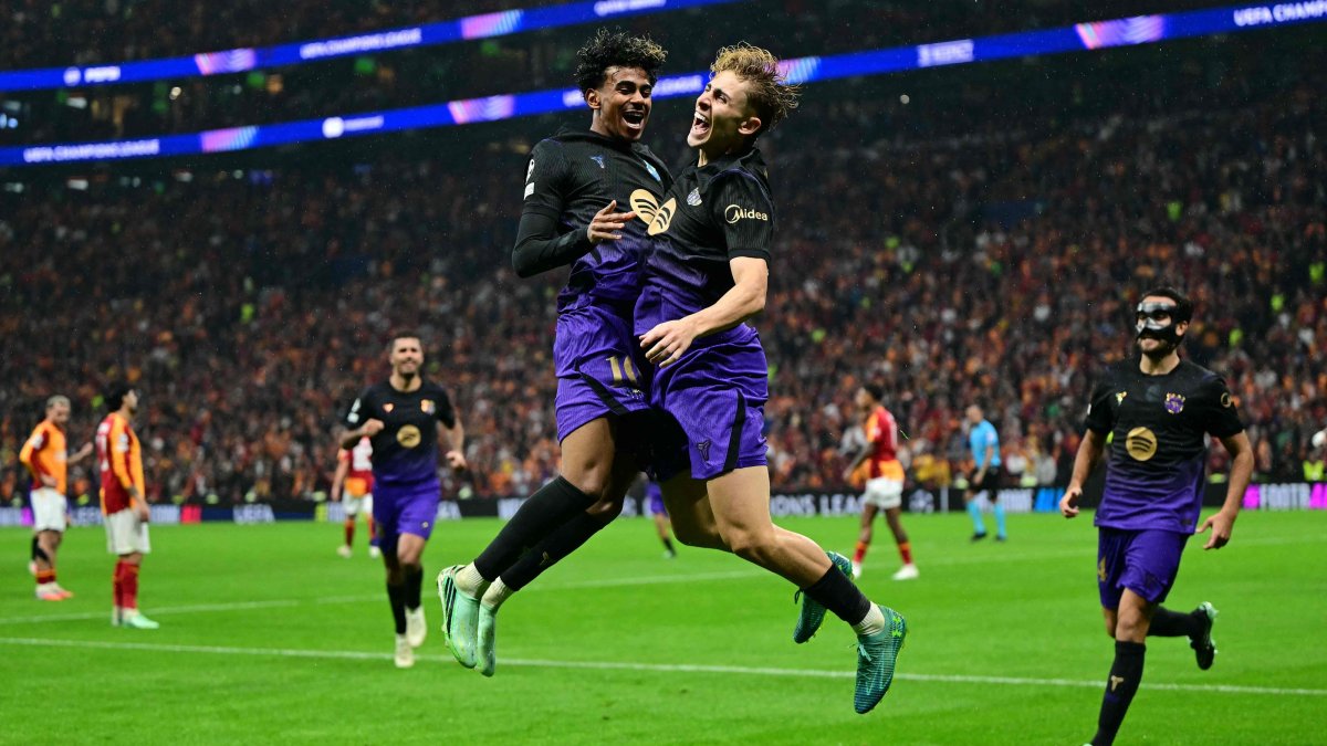Barcelona's Spanish midfielder Fermin Lopez (R) celebrates with Lamine Yamal (L) after scoring a goal in UEFA Champions League match against Galatasaray, in Istanbul, Oct. 13, 2026. (AFP Photo)
