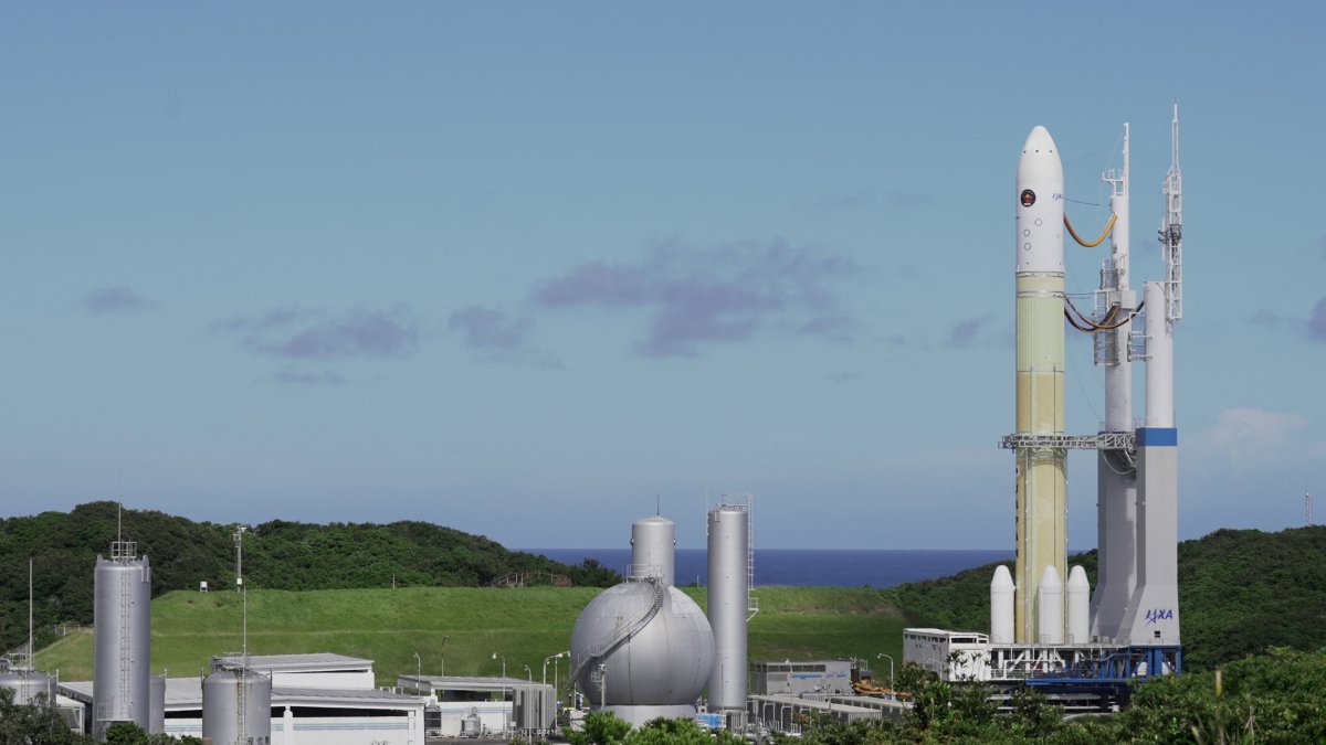 The H3 rocket carrying the Martian Moons Exploration (MMX) rover bound for Mars' moon Phobos rolls out to the launchpad ahead of its expected launch at Tanegashima Space Center on the southwestern island of Tanegashima, Kagoshima Prefecture, southwestern Japan Oct. 19, 2026. (Reuters Photo)