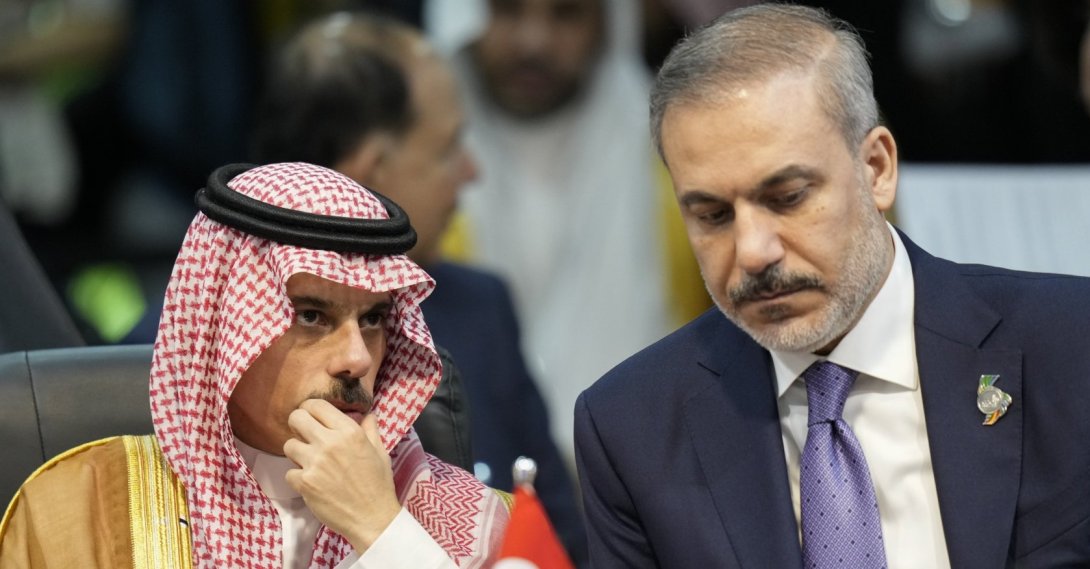 Foreign Minister Hakan Fidan and Saudi Arabian Foreign Minister Prince Faisal bin Farhan Al Saud attend the G-20 foreign ministers meeting, Rio de Janeiro, Brazil, Feb. 21, 2024. (AP Photo)