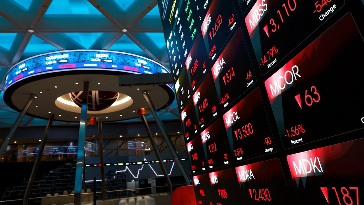 Stock prices are displayed on an LCD board at the Indonesia Stock Exchange building, Jakarta, Indonesia, Oct. 16, 2026. (EPA Photo)