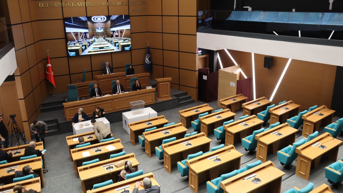 A new acting mayoral election is held at Üsküdar Municipality, Istanbul, Türkiye, Oct. 20, 2026. (IHA Photo)