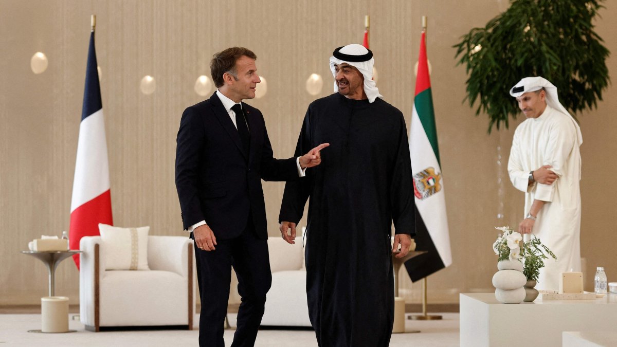 French President Emmanuel Macron (L) and UAE President Mohamed bin Zayed Al Nahyan attend a signing ceremony for bilateral defense agreements, Zayed International Airport, Abu Dhabi, UAE, Oct. 20, 2026. (AFP Photo)