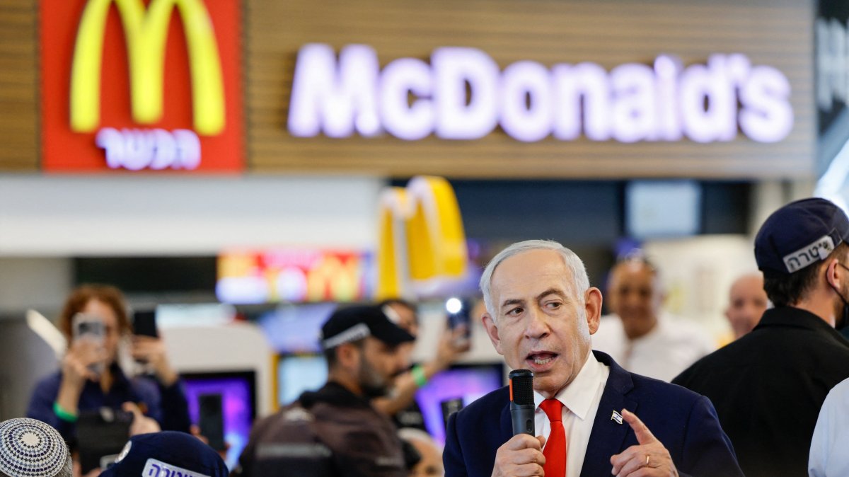 Israeli Prime Minister Benjamin Netanyahu speaks near a McDonald's as he meets members of the public at a mall, Ramla, Israel, Oct. 19, 2026. (Reuters Photo)