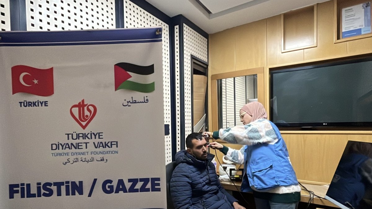 A health care team examines a man as part of humanitarian aid efforts amid the ongoing crisis, Gaza, Palestine, Oct. 20, 2026. (AA Photo)