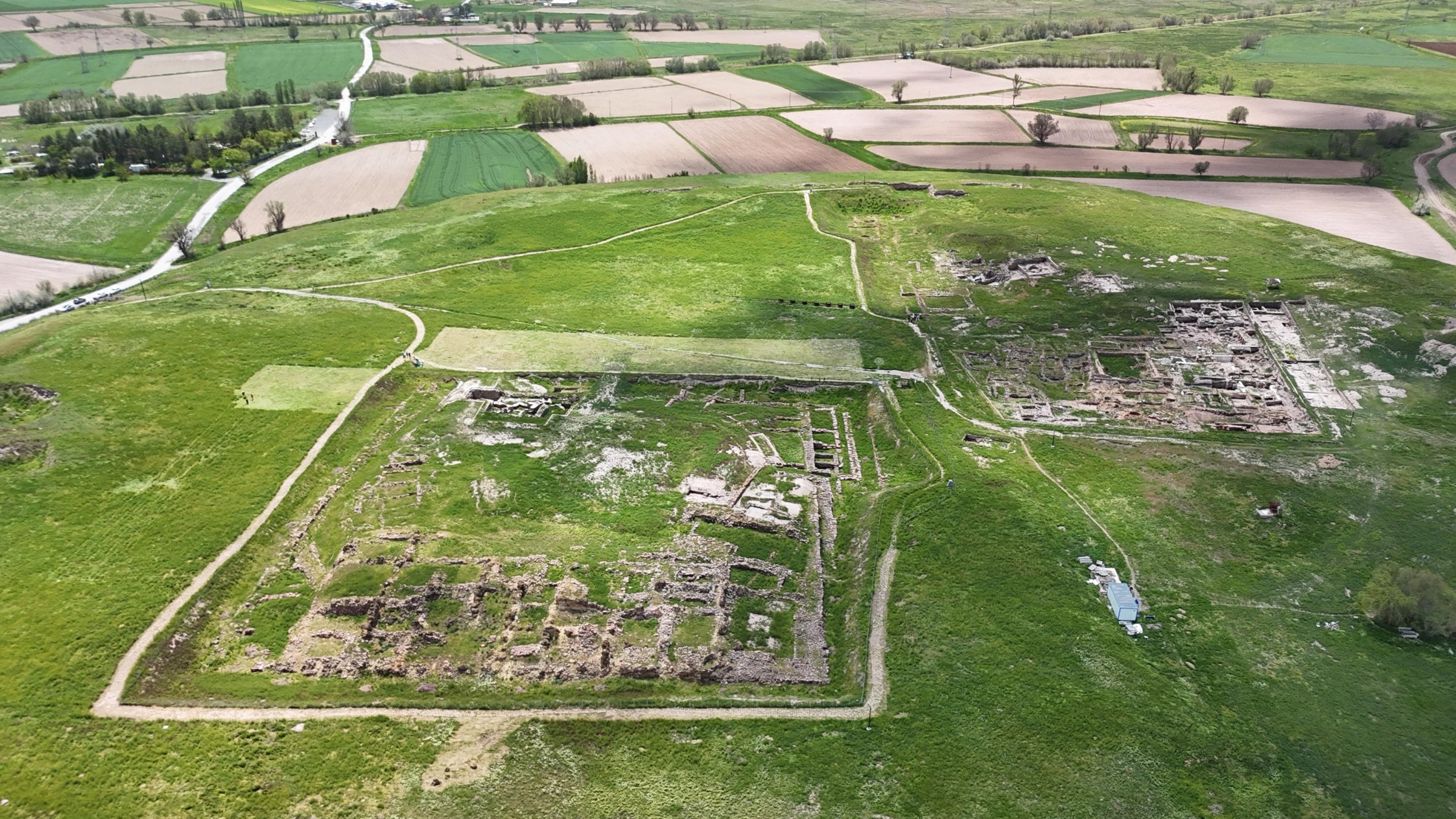 An aerial view of Kültepe's excavation site, Kayseri, Türkiye. (Shutterstock Photo)