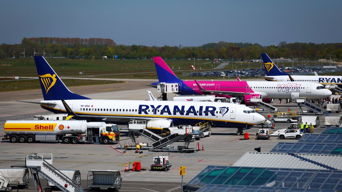A Shell tanker truck refuels a Ryanair aircraft at Eindhoven Airport, Eindhoven, the Netherlands, April 24, 2026. (Reuters Photo)