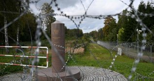 A razor-wire boundary fence is seen along the Polish-Lithuanian border with the Russian exclave of Kaliningrad near the village of Grzybina, Podlaskie Voivodeship, near the Suwalki Gap, Sept. 26, 2026. (AFP File Photo)