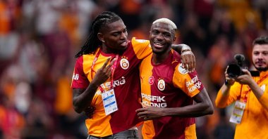 Galatasaray's Rafael Leao (L) and Victor Osimhen interact with fans after the Turkish Süper Lig match against Göztepe SK at Rams Park Stadium, Istanbul, Türkiye, Aug. 29, 2026. (Getty Images Photo)