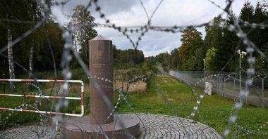 A razor-wire boundary fence is seen along the Polish-Lithuanian border with the Russian exclave of Kaliningrad near the village of Grzybina, Podlaskie Voivodeship, near the Suwalki Gap, Sept. 26, 2026. (AFP File Photo)