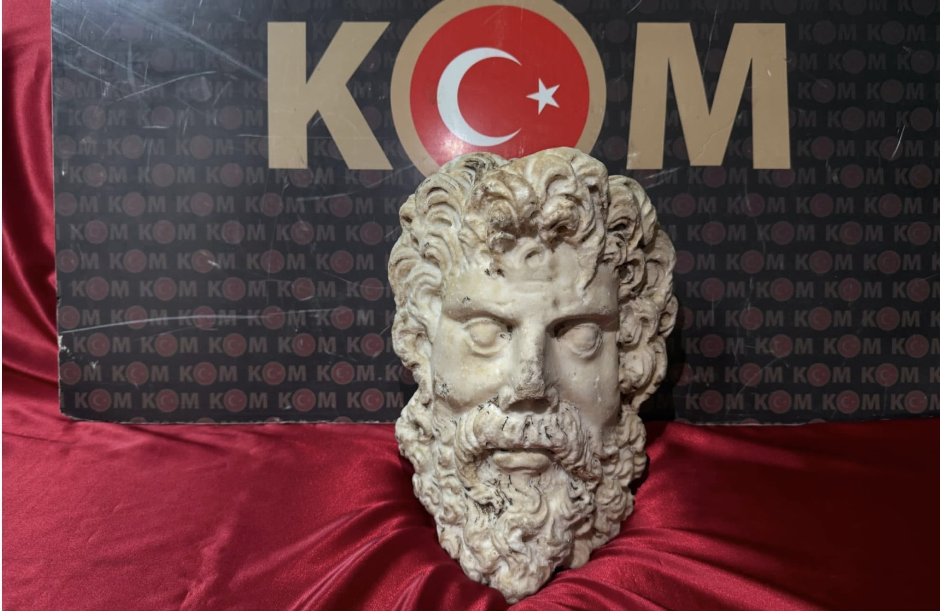 2,000-year-old marble head of Zeus seized in western Türkiye