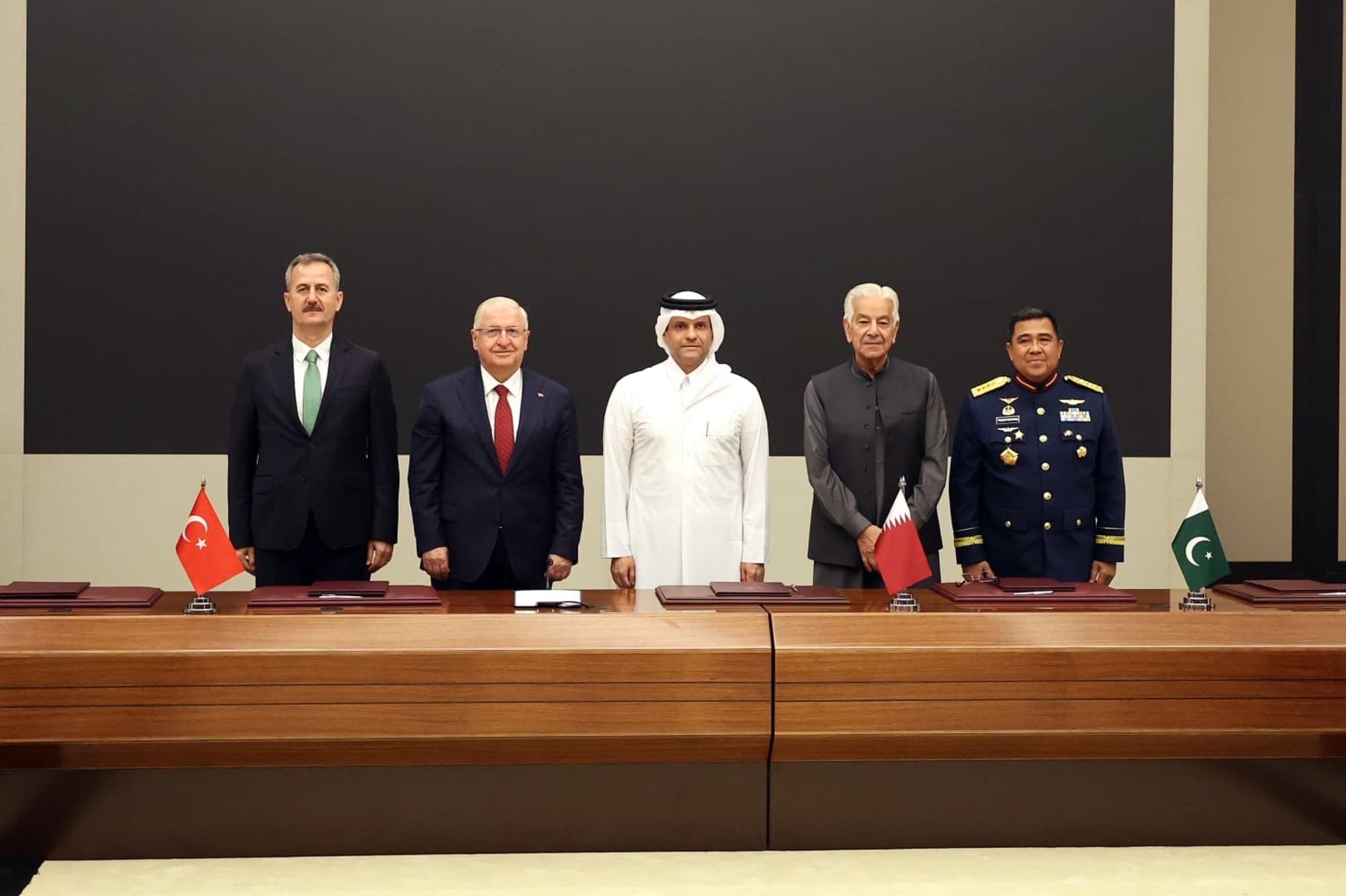 Turkish Defense Minister Yaşar Güler (2nd L), Haluk Görgün (L), head of the Presidency of Defense Industries (SSB), Deputy Prime Minister and Minister of Defense of Qatar Sheikh Saud bin Abdulrahman bin Hassan bin Ali Al Thani (C), Khawaja Muhammad Asif (2nd R), minister of defense of Pakistan, and Yusuf Jauhari, deputy minister of defense of Indonesia, attended the signing ceremony in Doha, Qatar, Oct. 21, 2026. (AA Photo)