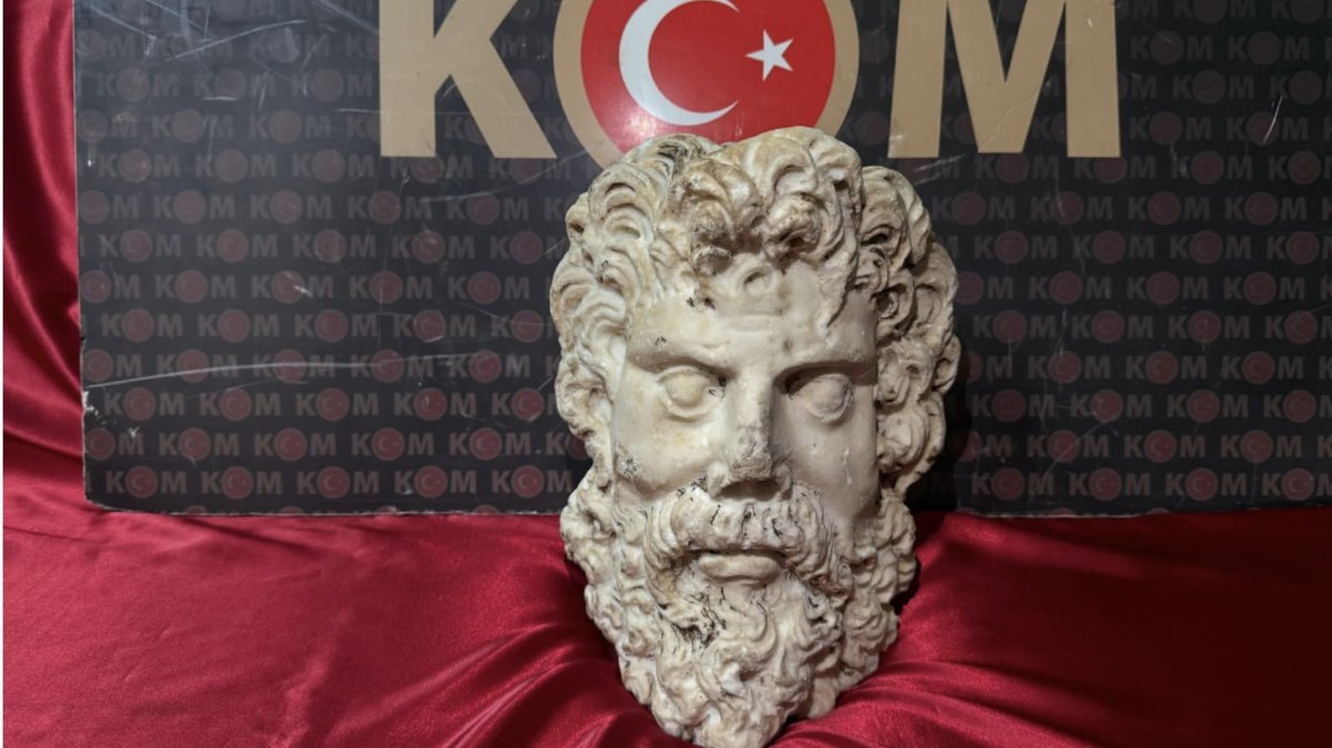 The marble head of Zeus, believed to date back about 2,000 years to the Roman period, seized in Izmir, Türkiye, Oct. 21, 2026. (AA Photo)