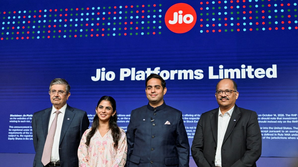 Uday Kotak, founder and non-executive director of Kotak Mahindra Bank; Isha Ambani, non-executive director of Jio Platforms Ltd.; Akash Ambani, chairperson of Reliance Jio Infocomm Ltd. and director of Reliance Retail Ventures Ltd.; and Pankaj Pawar, chief executive officer of Jio Platforms Ltd., pose for a picture during a Jio Platforms Ltd. IPO press conference, Mumbai, India, Oct. 15, 2026. (Reuters Photo)