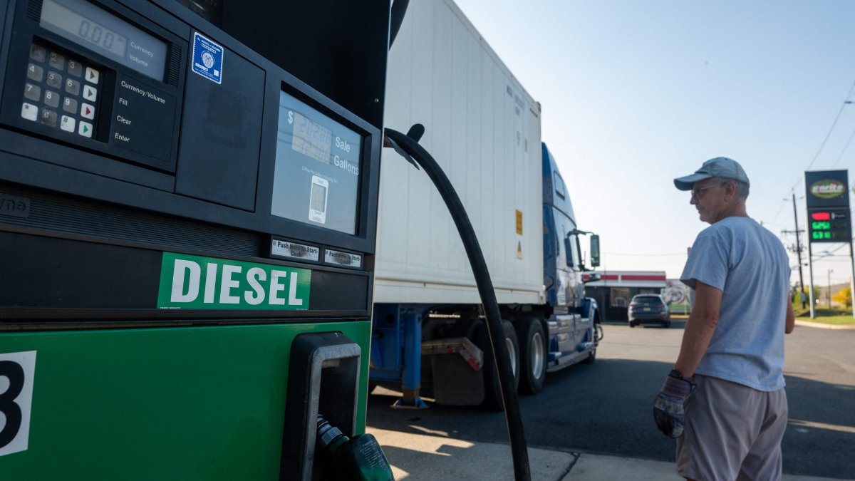 A truck is filled with diesel fuel at a gas station in Bayonne, New Jersey, U.S., Oct. 16, 2026. (AFP Photo)