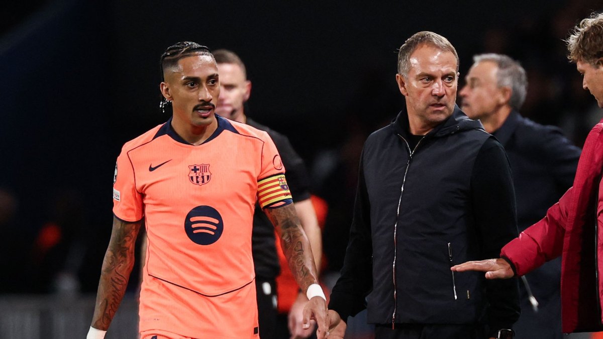 Barcelona's Raphinha walks next to Barcelona's German coach Hans-Dieter Flick during the UEFA Champions League first-round, day 3 football match between Paris Saint-Germain (PSG) and FC Barcelona at the Parc des Princes stadium, Paris, France, Oct. 20, 2026. (AFP Photo)