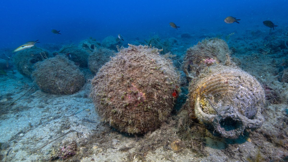 Ancient Byzantine amphorae are seen underwater off the coast of Ayvalık, western Türkiye, Oct. 21, 2026. (AA Photo)