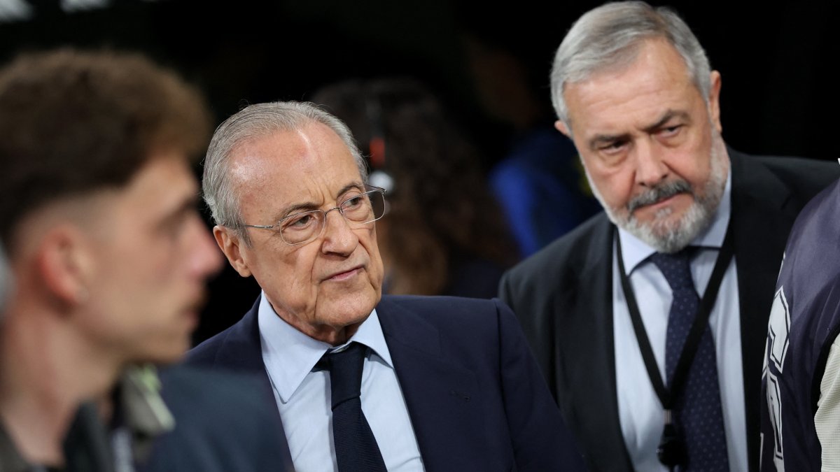 Real Madrid president Florentino Perez (L) arrives for the La Liga match between Real Madrid and Villarreal at Estadio Bernabeu, Madrid, Spain, Oct. 10, 2026. (Reuters Photo)