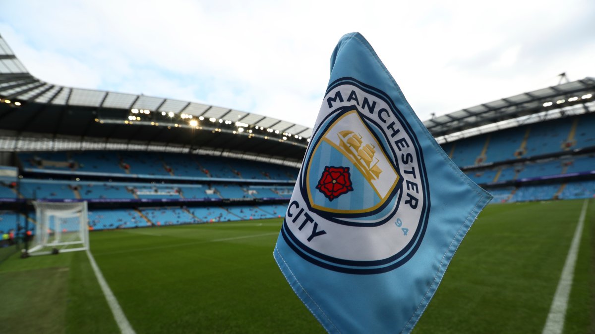The club logo decorates a corner flag before the English Premier League match between Manchester City and Newcastle United at the Etihad Stadium in Manchester, U.K., Sept. 1, 2018. (AP Photo)