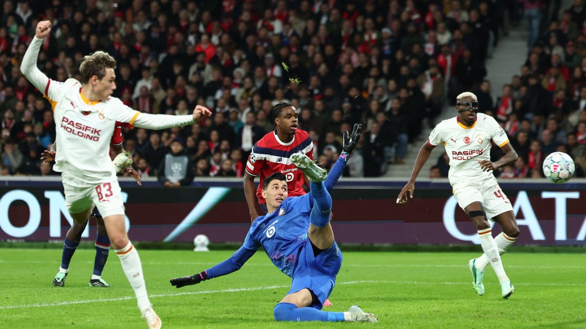 Galatasaray's Russian midifielder #83 Aleksei Batrakov (L) shoots to score his team's second goal during the UEFA Champions League first-round, day 3 football match between Lille LOSC and Galatasaray at the Pierre Mauroy Stadium in Villeneuve-d'Ascq, northern France, Oct.1, 2026. (AFP Photo)