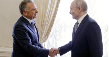 Russian President Vladimir Putin (R) shakes hands with U.S. special envoy Steve Witkoff during a meeting at the Constantine Palace in Saint Petersburg, Russia, Oct. 21, 2026. (Reuters Photo)