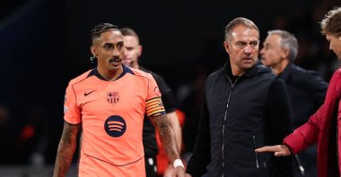 Barcelona's Raphinha walks next to Barcelona's German coach Hans-Dieter Flick during the UEFA Champions League first-round, day 3 football match between Paris Saint-Germain (PSG) and FC Barcelona at the Parc des Princes stadium, Paris, France, Oct. 20, 2026. (AFP Photo)