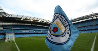 The club logo decorates a corner flag before the English Premier League match between Manchester City and Newcastle United at the Etihad Stadium in Manchester, U.K., Sept. 1, 2018. (AP Photo)