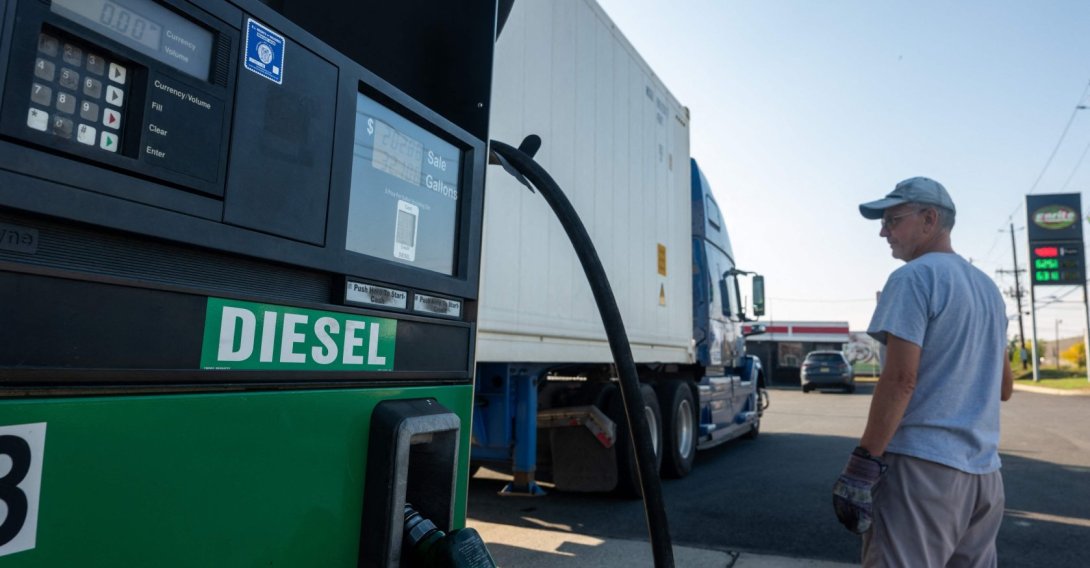 A truck is filled with diesel fuel at a gas station in Bayonne, New Jersey, U.S., Oct. 16, 2026. (AFP Photo)