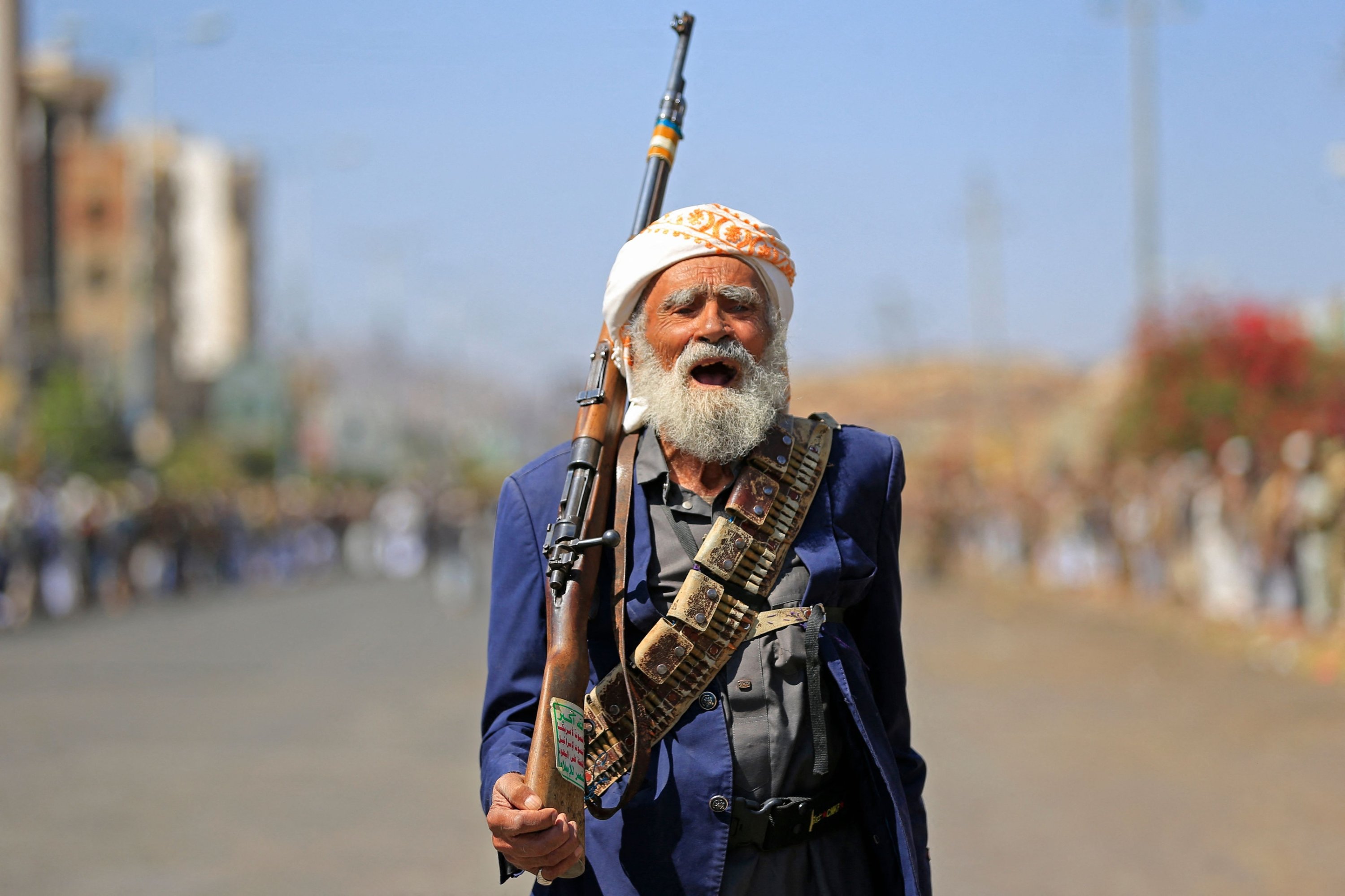A fighter loyal to the Houthi authorities takes part in a rally to recruit more fighters, Sanaa, Yemen, Oct.7, 2026. (AFP Photo)