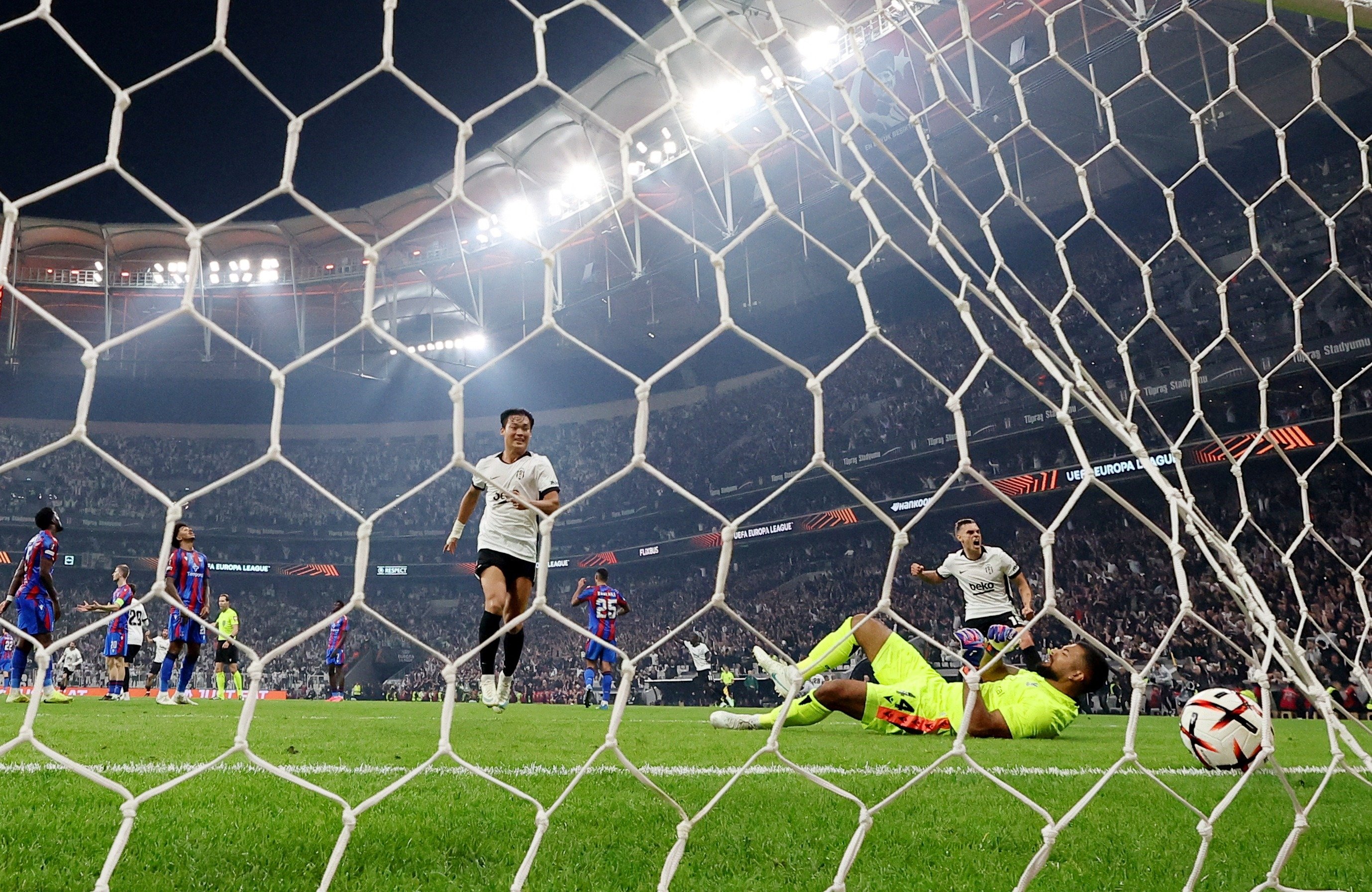 Beşiktaş hold Palace with 10 men, Trabzonspor beat Hearts
