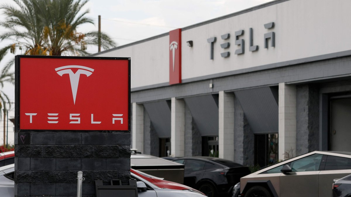 A view of a Tesla dealership in Burbank, California, U.S., Oct. 21, 2026. (AFP Photo)