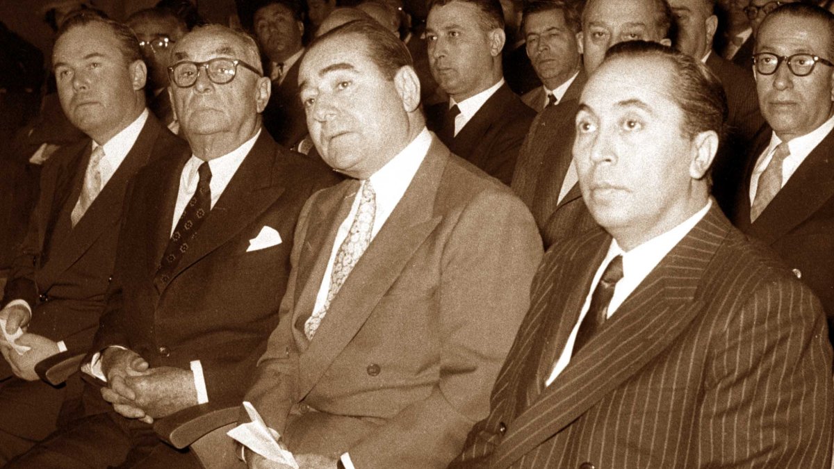 Namık Gedik (R) is seen in this undated photo sitting next to Prime Minister Adnan Menderes. (Sabah Photo) 