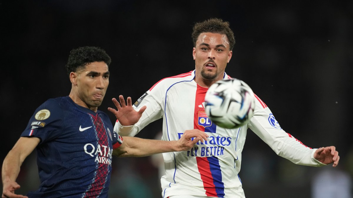 PSG's Achraf Hakimi (L) and Lyon's Ruben Kluivert challenge for the ball during the French Ligue 1 match, Paris, France, April 19, 2026. (AP Photo)