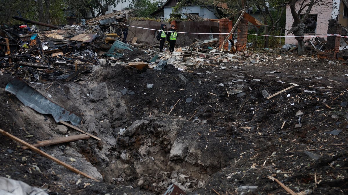 Police officers look at a crate that appeared in a residential area after overnight Russian missile strikes, in Kyiv, Ukraine, Oct. 22, 2026. (Reuters Photo)