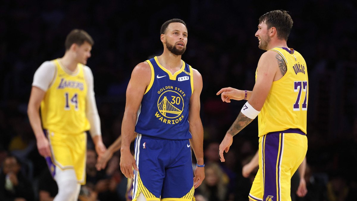Golden State Warriors' Stephen Curry looks on during the second half of a game against the Los Angeles Lakers at Crypto.com Arena, Los Angeles, U.S., Oct. 21, 2026. (AFP Photo)