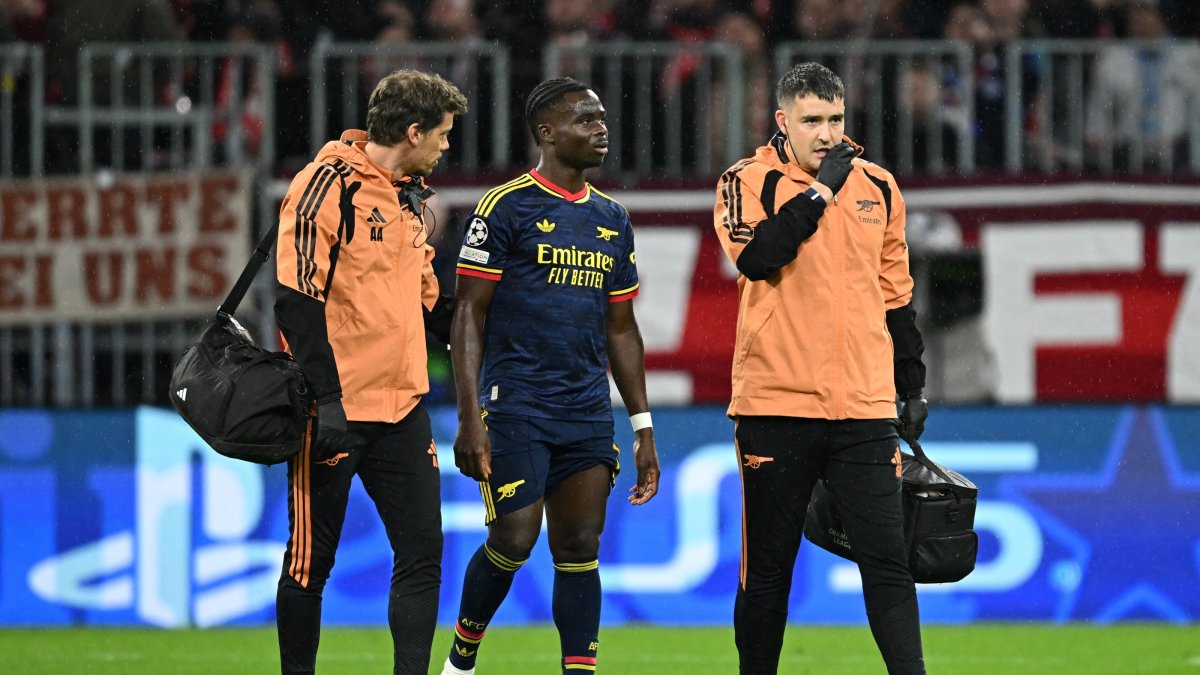 Arsenal's Bukayo Saka walks off the pitch as he is substituted after sustaining an injury during the UEFA Champions League match against Bayern Munich at Allianz Arena, Munich, Germany, Oct. 21, 2026. (Reuters Photo)