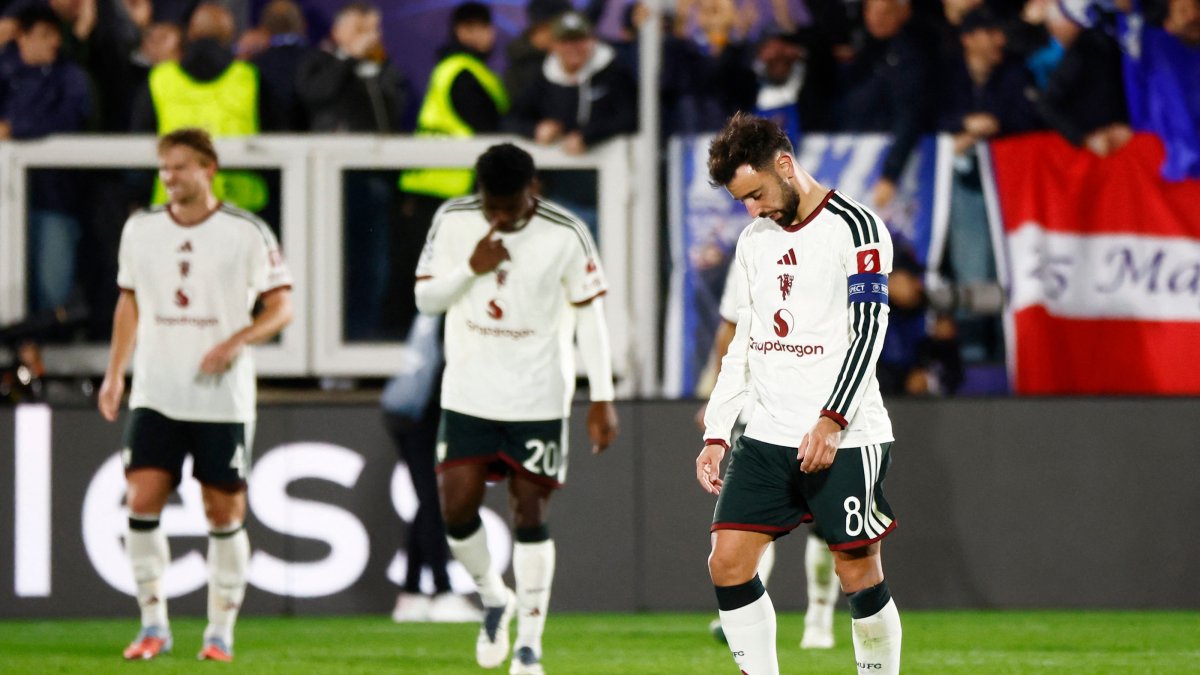 Manchester United's Bruno Fernandes (R) looks dejected after Como's Nico Paz's third goal during the UEFA Champions League match at Stadio Giuseppe Sinigaglia, Como, Italy, Oct. 21, 2026. (Reuters Photo)