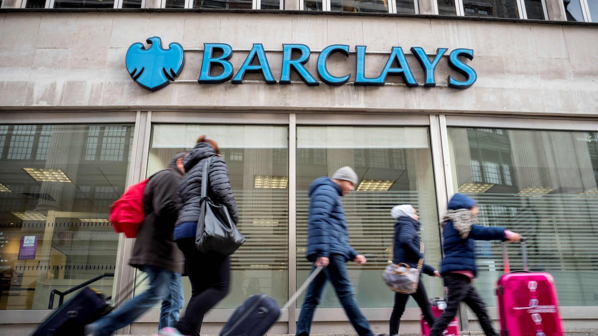 Pedestrians walk past a branch of Barclays bank in central London, U.K., Oct. 22, 2017. (AFP Photo)