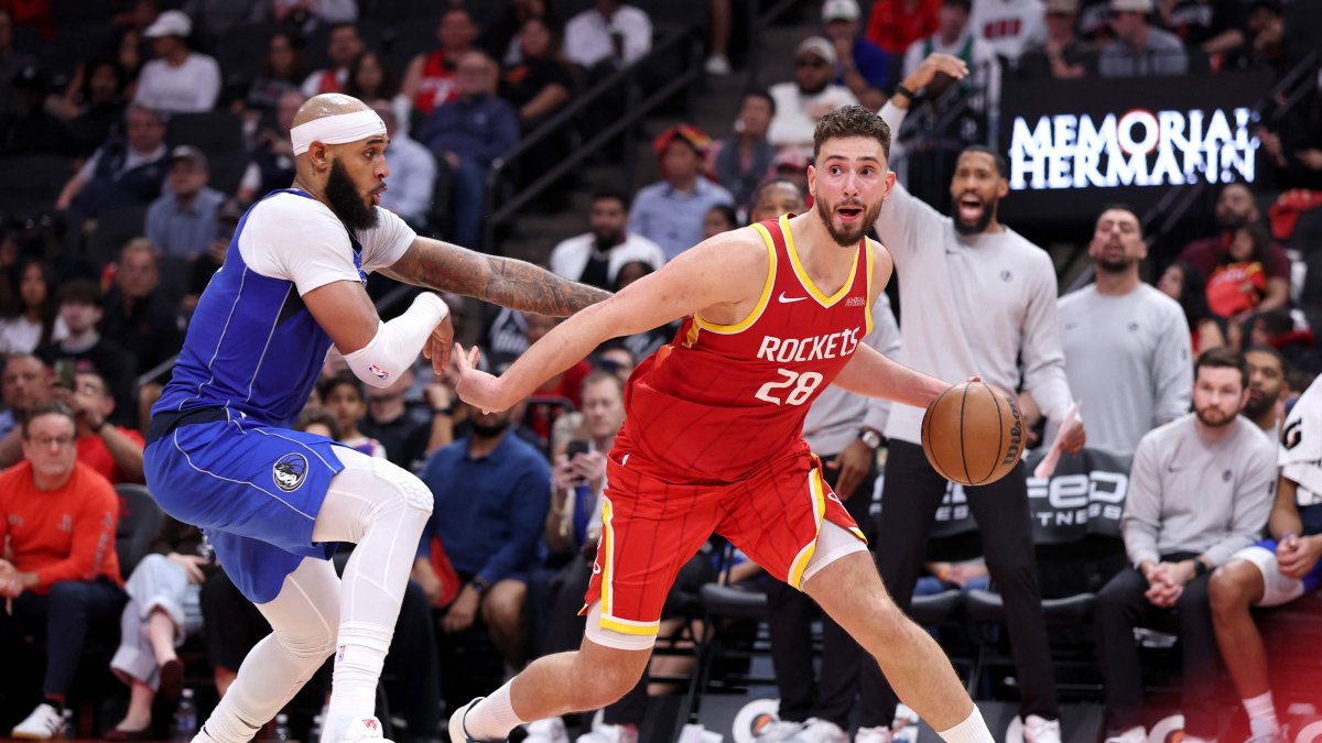 Houston Rockets' Alperen Şengün drives to the basket during the fourth quarter of the game against Dallas Mavericks' Daniel Gafford at Toyota Center, Houston, U.S., Oct. 21, 2026. (AFP Photo)