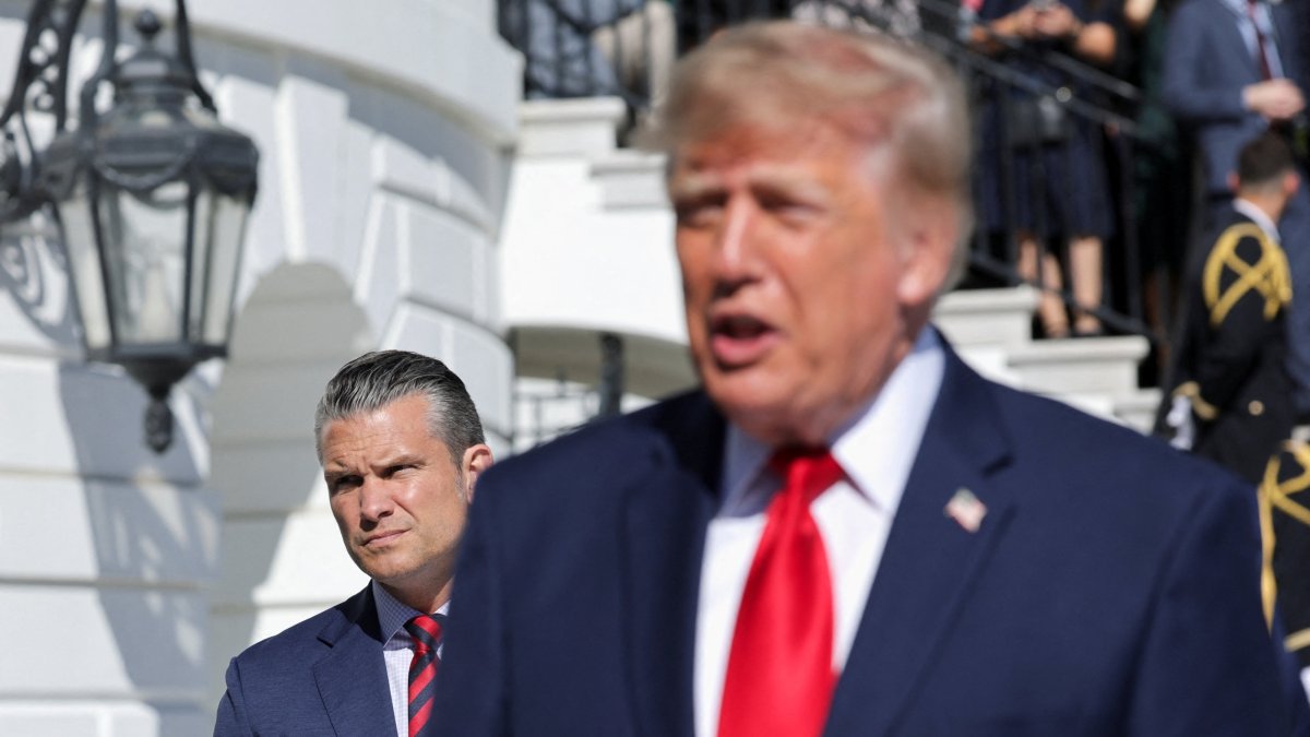 U.S. Defense Secretary Pete Hegseth listens while U.S. President Donald Trump speaks to reporters on the South Lawn of the White House in Washington, D.C., U.S., Oct. 6, 2026. (Reuters Photo)