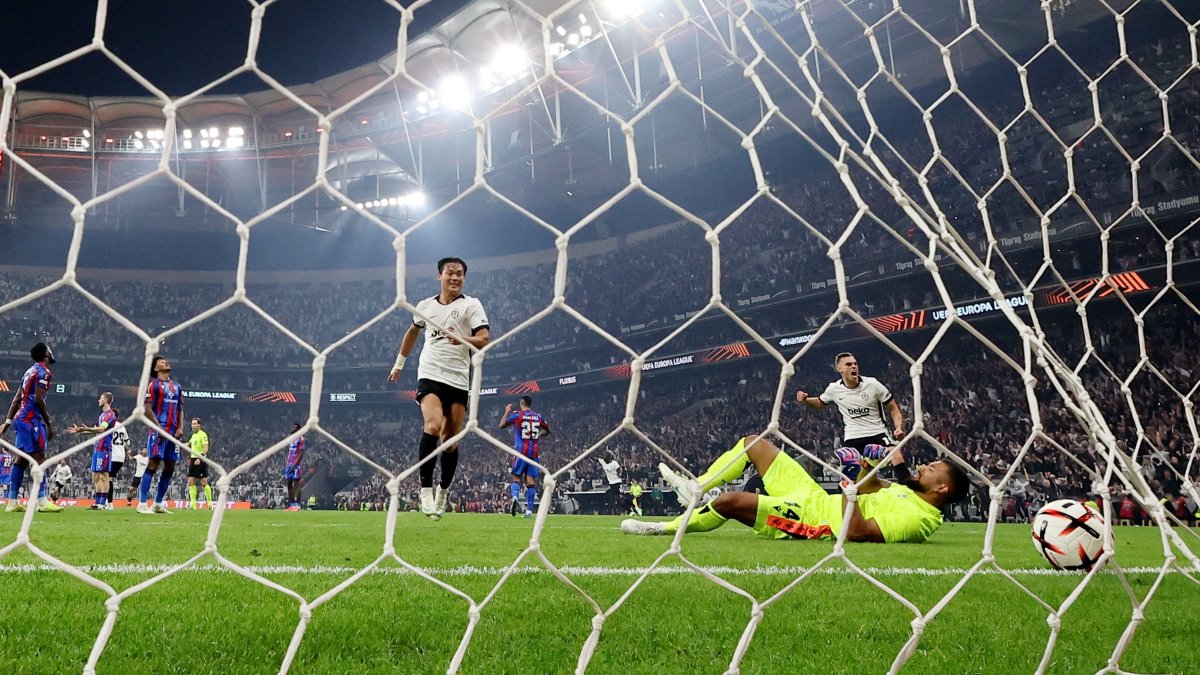 Beşiktaş&amp;#039;s Oh Hyeon-gyu and Leandro Trossard celebrate after Junior Olaitan scores their second goal during the UEFA Europa League match between Beşiktaş and Crystal Palace at the Tüpraş Stadyumu in Istanbul, Türkiye, Oct. 22, 2026. (Reuters Photo)