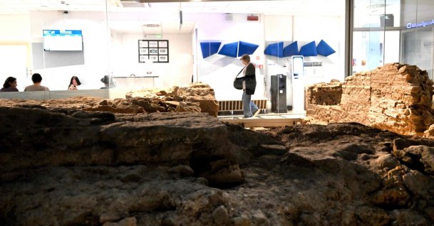 A view of the waiting room in the radiotherapy department at Tiberina Island Gemelli Hospital, where large windows overlook the remains of an ancient Roman temple as part of the hospital’s “Isola Art” initiative, Rome, Italy, Oct. 6, 2026. (AFP Photo)
