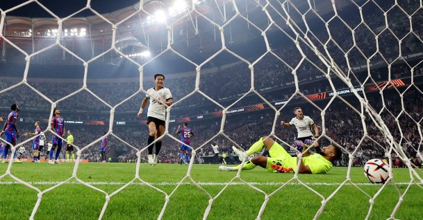 Beşiktaş&amp;#039;s Oh Hyeon-gyu and Leandro Trossard celebrate after Junior Olaitan scores their second goal during the UEFA Europa League match between Beşiktaş and Crystal Palace at the Tüpraş Stadyumu in Istanbul, Türkiye, Oct. 22, 2026. (Reuters Photo)