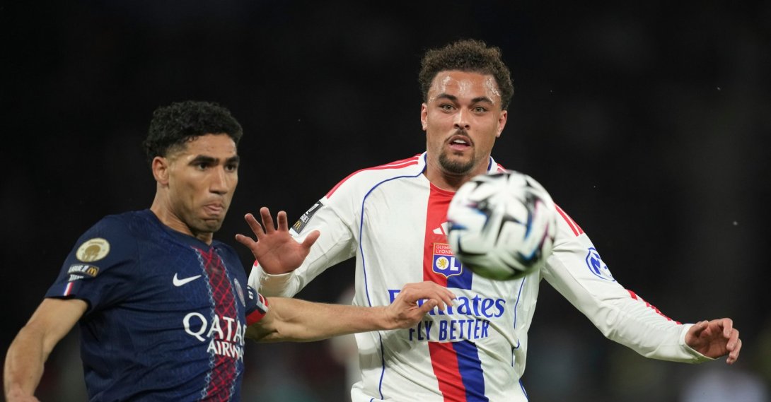 PSG's Achraf Hakimi (L) and Lyon's Ruben Kluivert challenge for the ball during the French Ligue 1 match, Paris, France, April 19, 2026. (AP Photo)