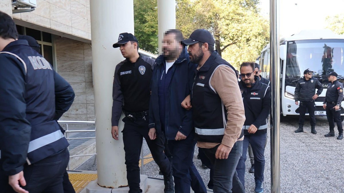 Suspects are escorted to court as part of an investigation into alleged irregularities at Milas Municipality, Muğla, southwestern Türkiye, Oct. 23, 2026. (DHA Photo)