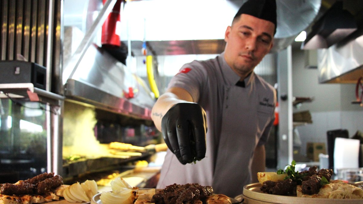A chef prepares şiş köfte, ahead of the U.N. climate summit COP31, Antalya, Türkiye, Oct. 19, 2026. (AA Photo)