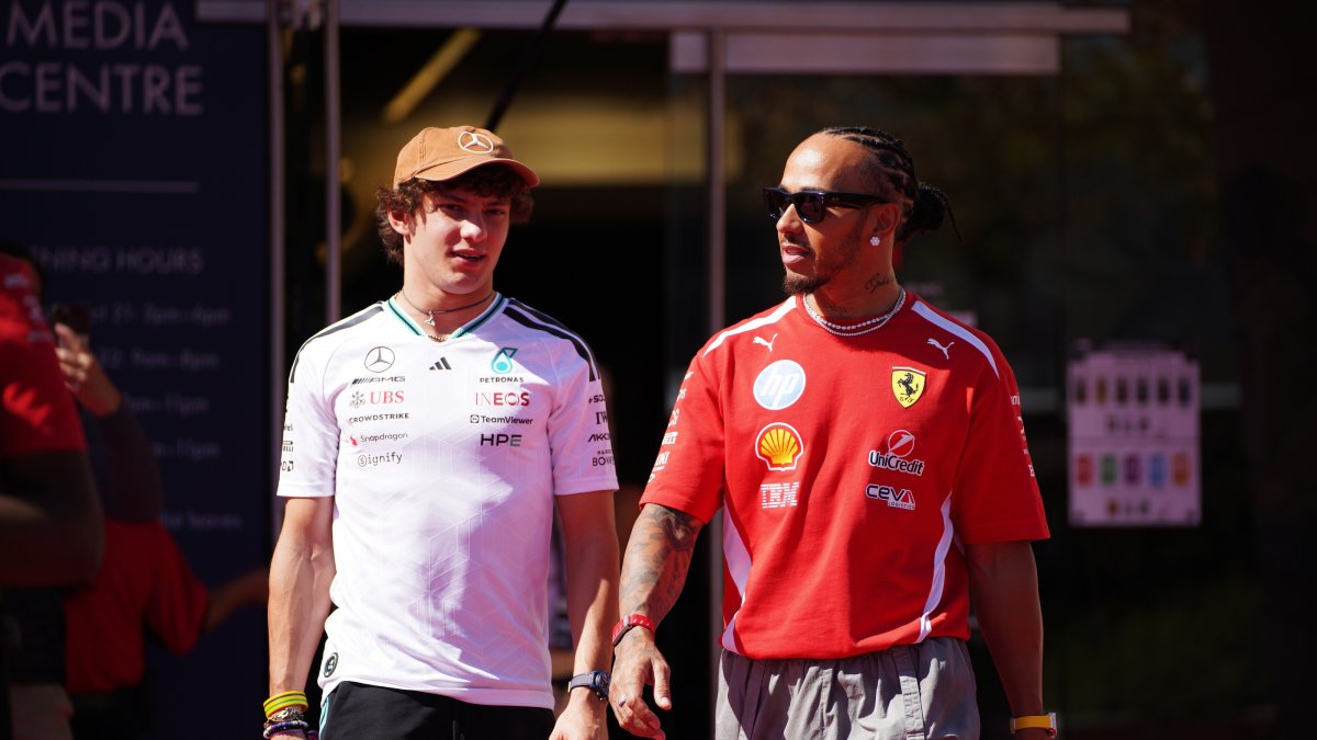 Mercedes driver Andrea Kimi Antonelli (L) and Scuderia Ferrari driver Lewis Hamilton enter the paddock during Media Day for the Formula One United States Grand Prix, Austin, U.S., Oct. 22, 2026. (EPA Photo)