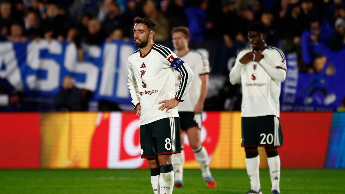 Manchester United's Bruno Fernandes looks dejected after Como's Nico Paz scores their third goal during the UEFA Champions League match at Stadio Giuseppe Sinigaglia, Como, Italy, Oct. 21, 2026. (Reuters Photo)