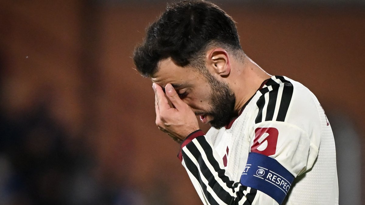 Manchester United's Bruno Fernandes reacts during the UEFA Champions League league phase matchday 3 football match against Como 1907 at the Stadio Giuseppe Sinigaglia, Como, Italy, Oct. 21, 2026. (AFP Photo)