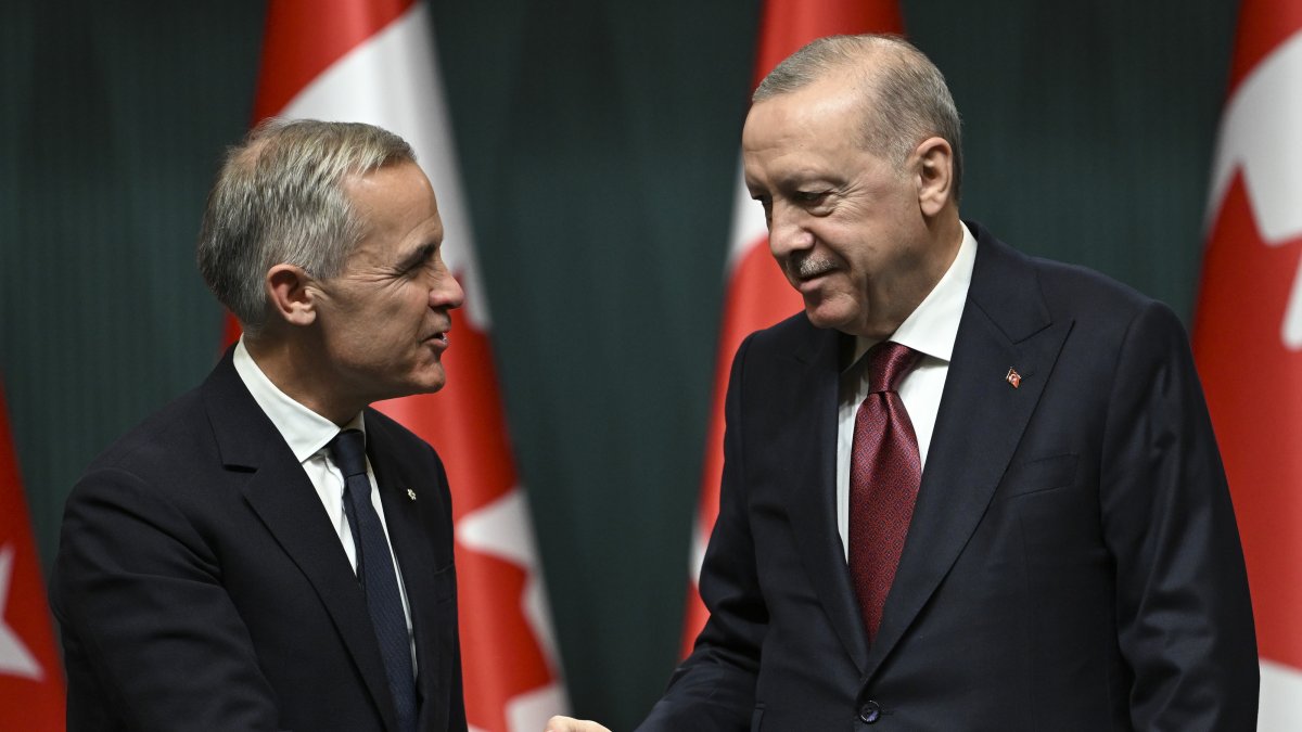 President Recep Tayyip Erdoğan and Canadian Prime Minister Mark Carney (L) shake hands following their joint press conference, Ankara, Türkiye, Oct. 22, 2026. (AA Photo)