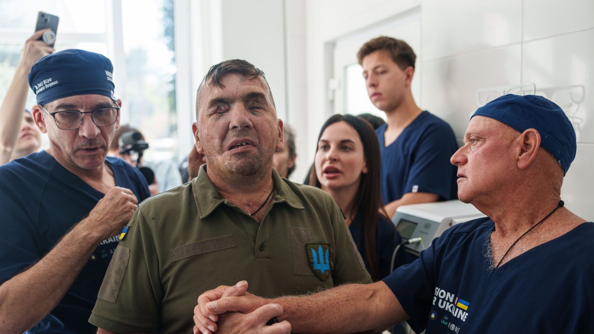 Stuart Seiff, a U.S. oculoplastic surgeon, right, speaks to wounded soldier Mykola Kasiuk after surgery at a hospital, Kyiv, Ukraine, Sept. 29, 2026. (AP Photo)